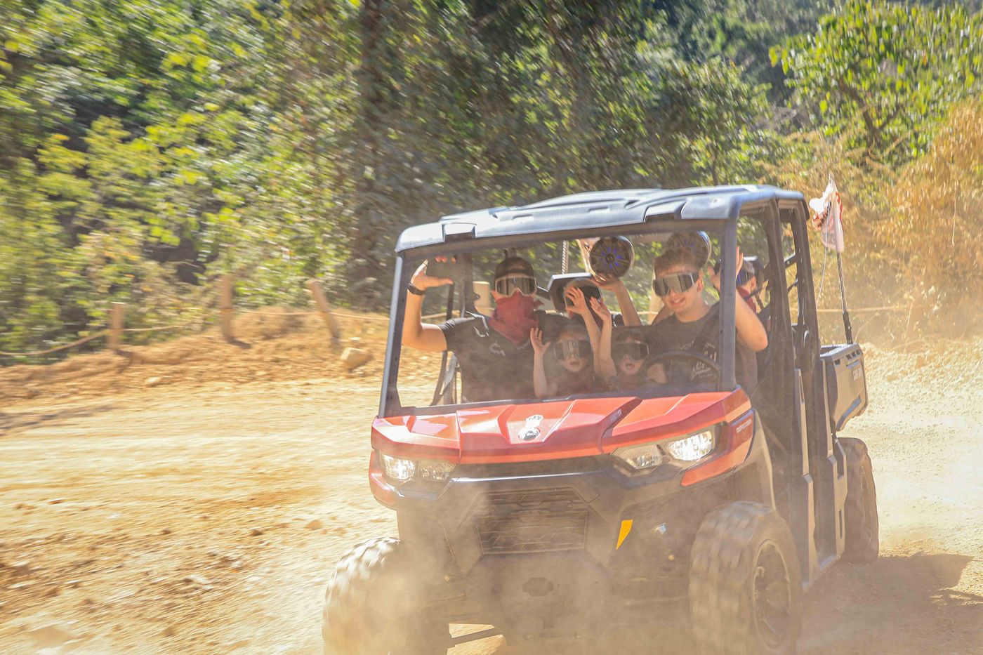 Familia disfrutando un recorrido en Polaris RZR por la Sierra Madre con Dirty Monkey Adventure en Puerto Vallarta.