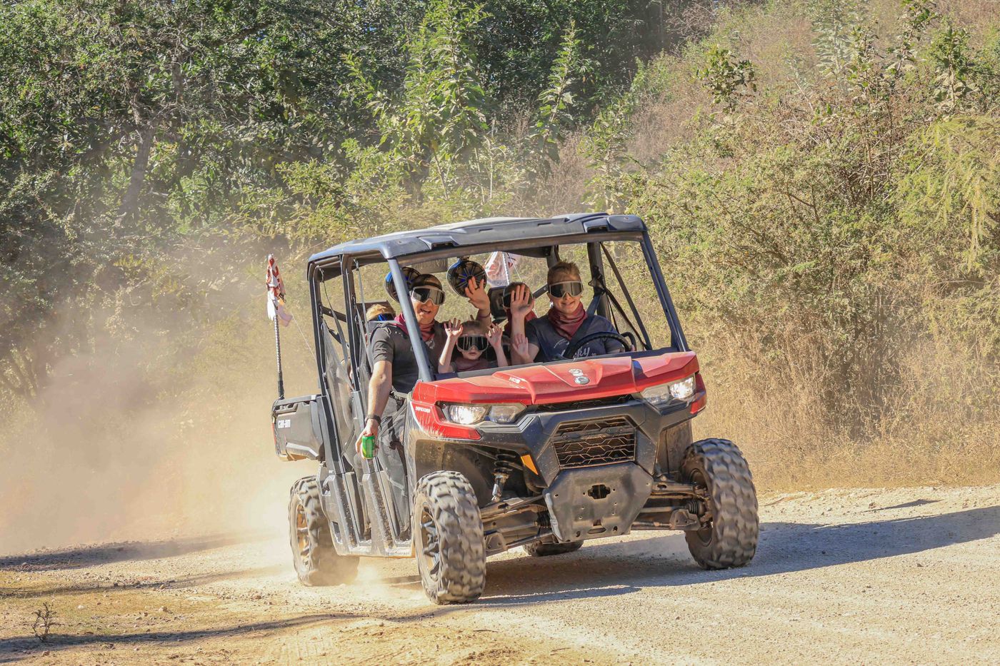 Familia disfrutando de un tour en RZR por la montaña de PV