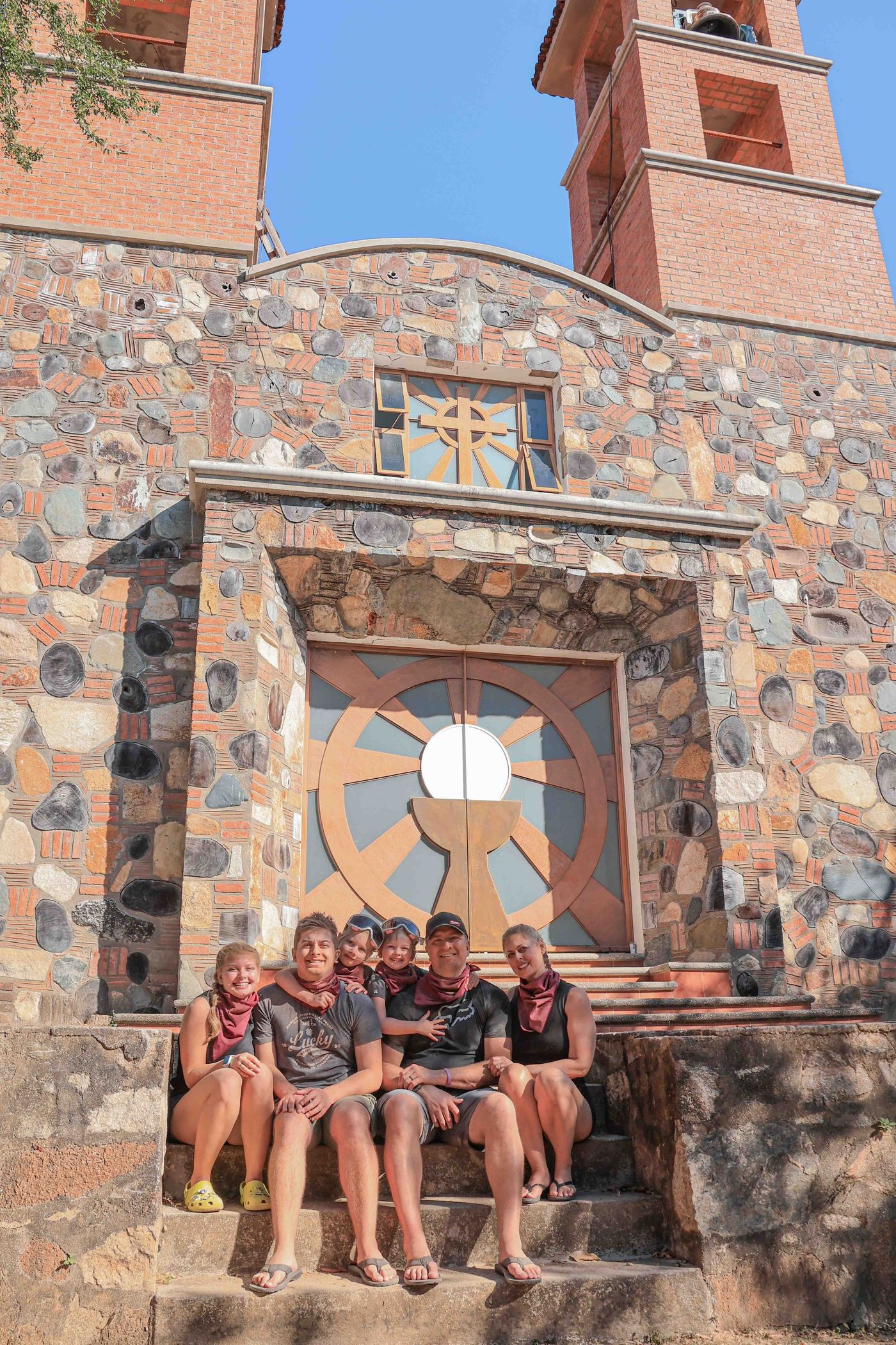 Familia frente a la catedral de un pueblo autentico en la sierra de Puerto Vallarta