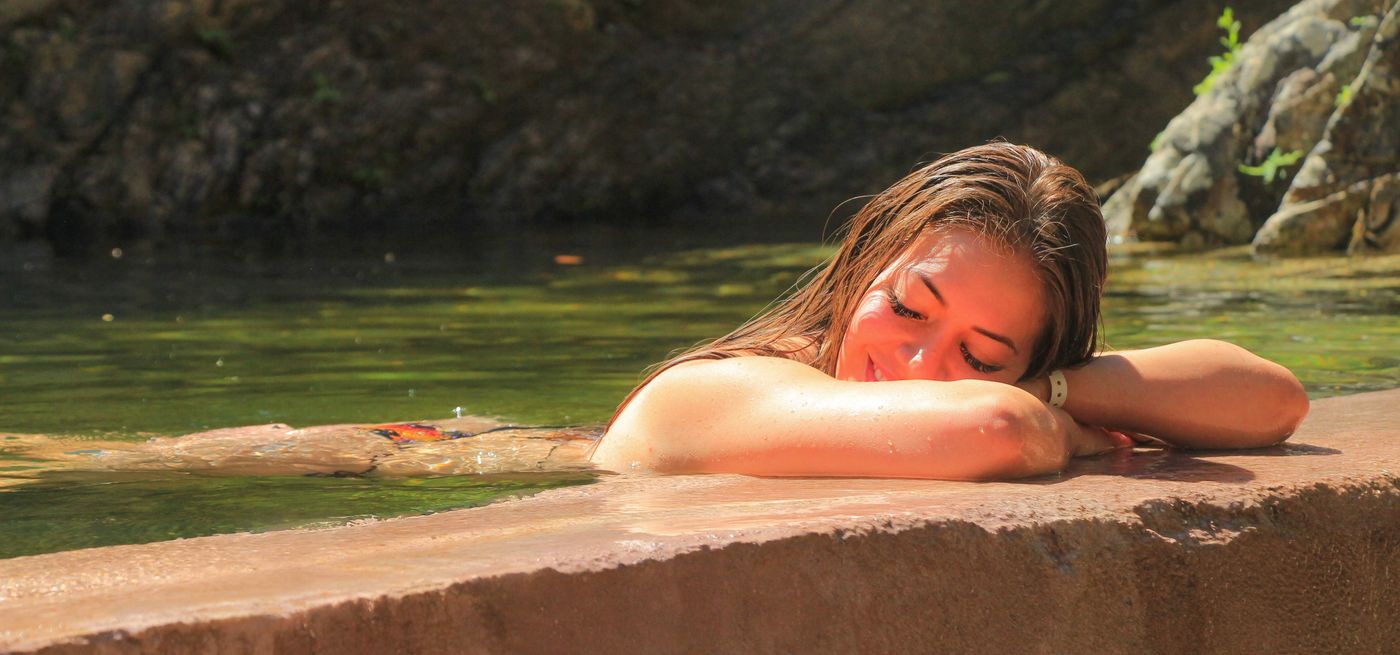 Mujer relajándose en una fuente natural durante una excursión de aventura en Puerto Vallarta.